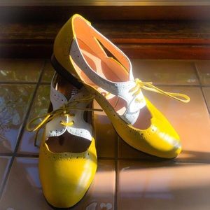 SOLD Chelsea Crew Cut Out Oxfords